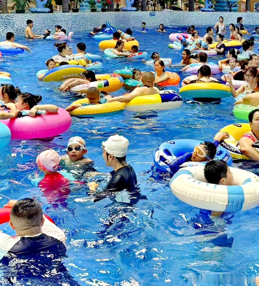 地理冷知识寻美黑龙江 周末，哈尔滨市道外区先锋路附近的一处水上乐园内，许多市民带
