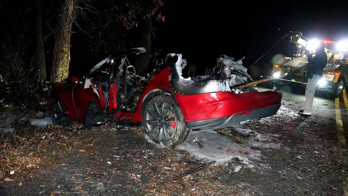 汽车隐藏式门把手无实体按键等反人类设计遭吐槽：车企重极简科技感轻安全可靠，隐藏式