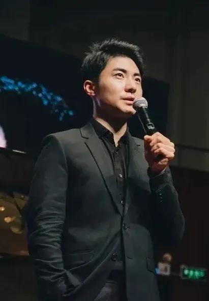 武汉诞生全国最英俊帅气的钢琴家！他就是比郎朗帅得多的武汉音乐学院王子翔老师[玫瑰