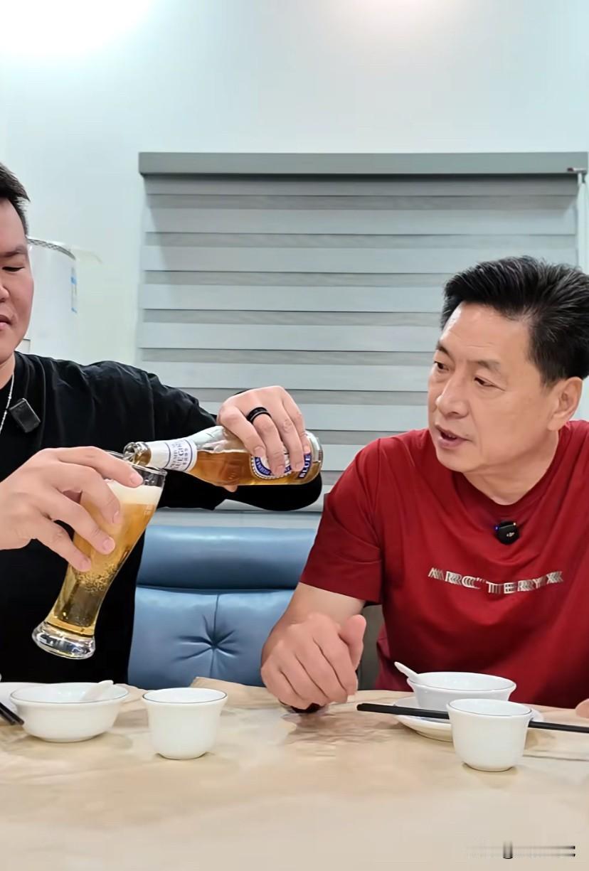 在东莞朱芳雨作东请师傅李教练吃宵夜，点了吊烧鹅翅，猪脑猪腰鸡子，蒜蓉生蚝半打，山