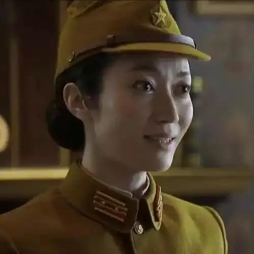 日本龙套女演员在中国跑15年龙套，一个异国女孩背井离乡来到中国，在影视圈底层摸爬