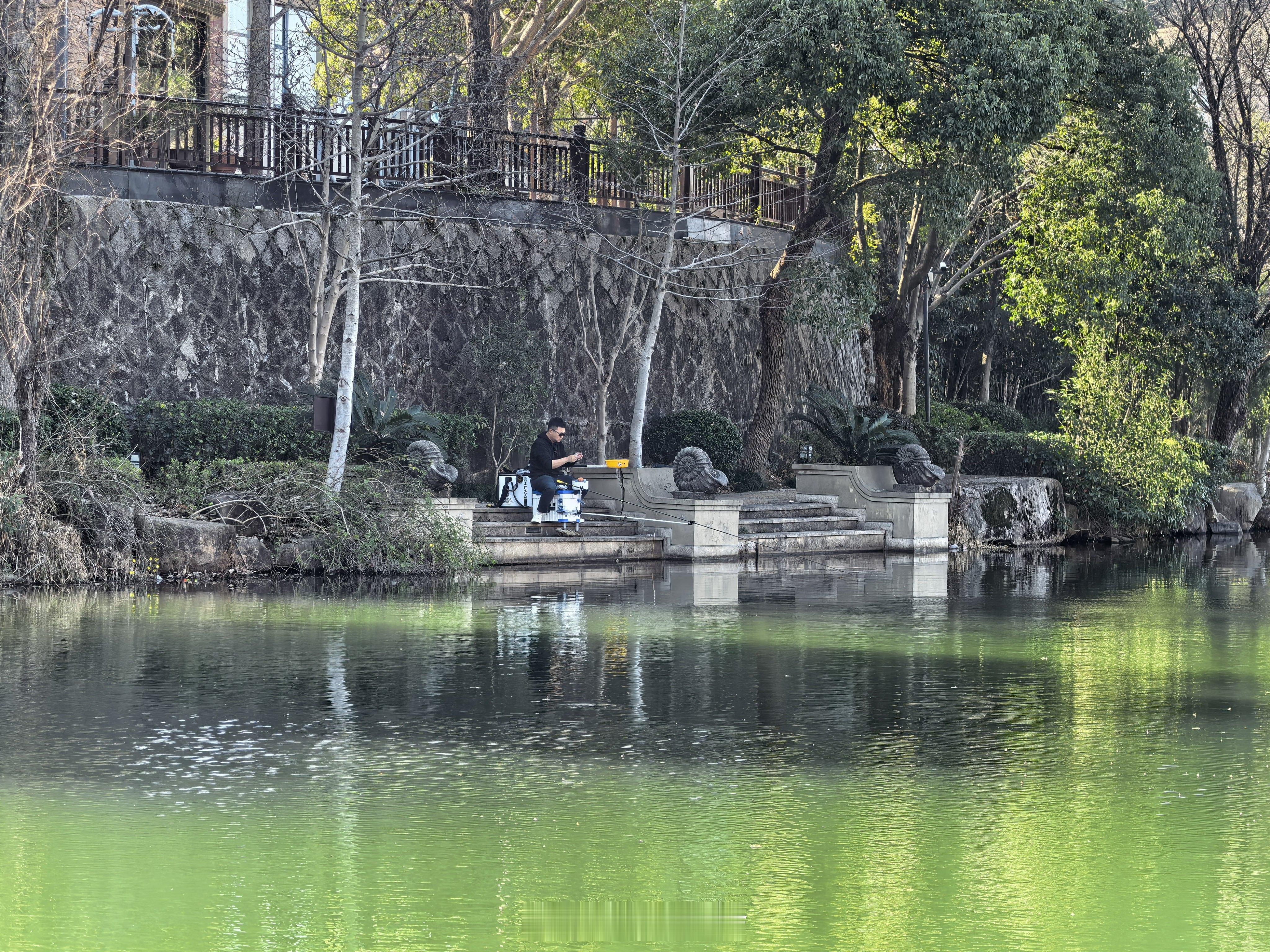 游客挤到悔不当初不如在家刷手机我们家初七之前哪都没去，我已经钓了两天鱼了 难得有