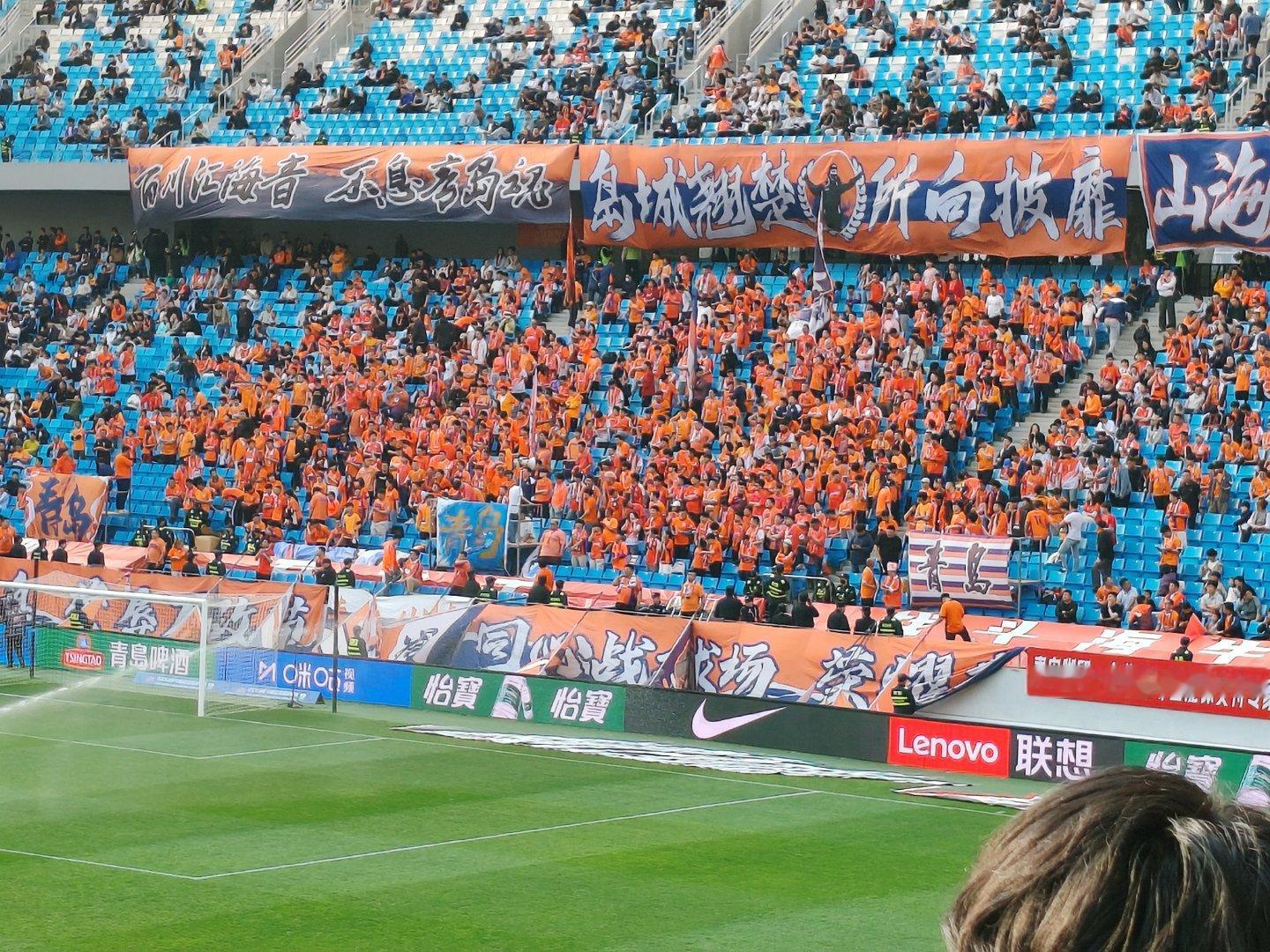 此时此刻两队死忠看台对比，鲁蜜们占据7个看台满员。青岛海牛vs山东泰山 青岛·青