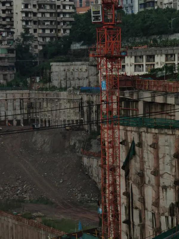 最近网上流传重庆工地塔吊折断砸下致2死的消息，结果这是个谣言。现在网络传播速度快