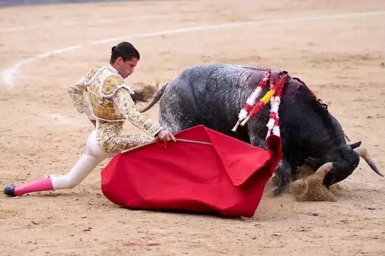 1947年8月29日，林纳雷斯小镇的斗牛场里，西班牙最伟大的斗牛士马诺莱特被一头