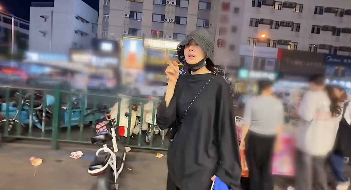 杨幂我今年52杨幂逛夜市被认出来杨幂想改一个微信名叫宁静致远 《我今年52》《明