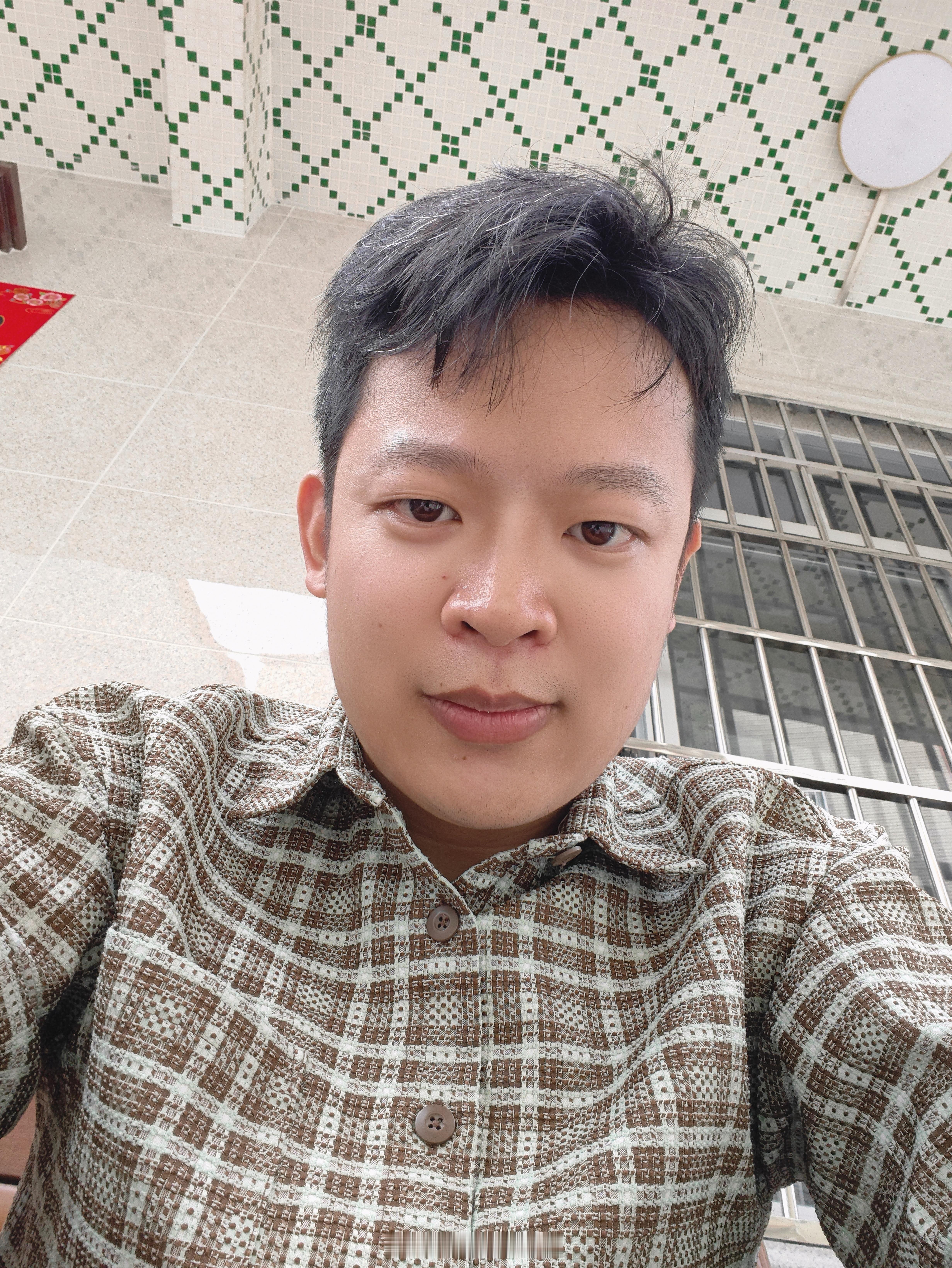 刚刚小朋友说：叔叔，你头上有好多白头发