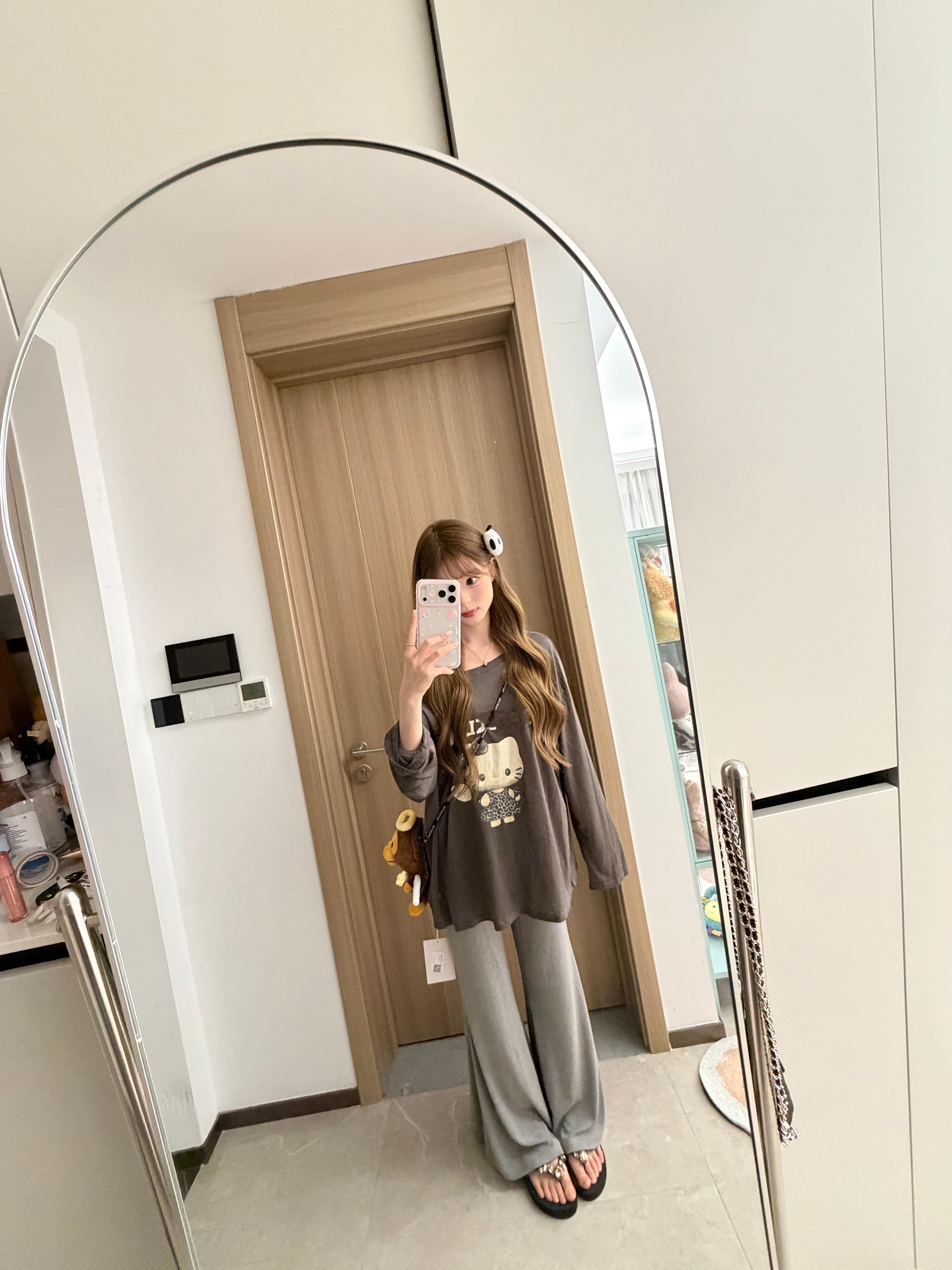 我去牛逼这条裤子版型巨好！一套全留了！衣服版型是宽松的斜肩设计！这身就很适合去逛