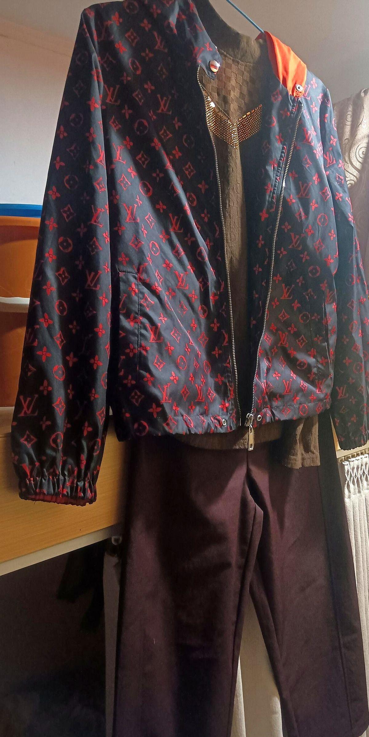 旧衣服不是破，是有人穿出了故事。
夹克没标签，但懂的人知道它陪过多少个通宵、多