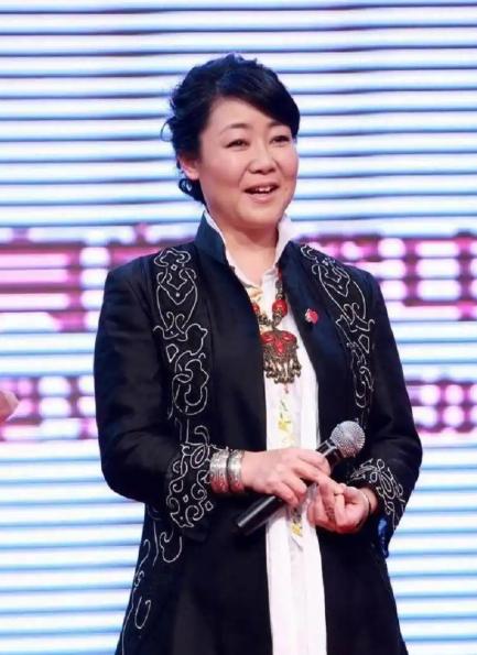 1991年，萨日娜为能分到11平米房子，258元彩礼就嫁给同学潘军。婚后她被嫌弃