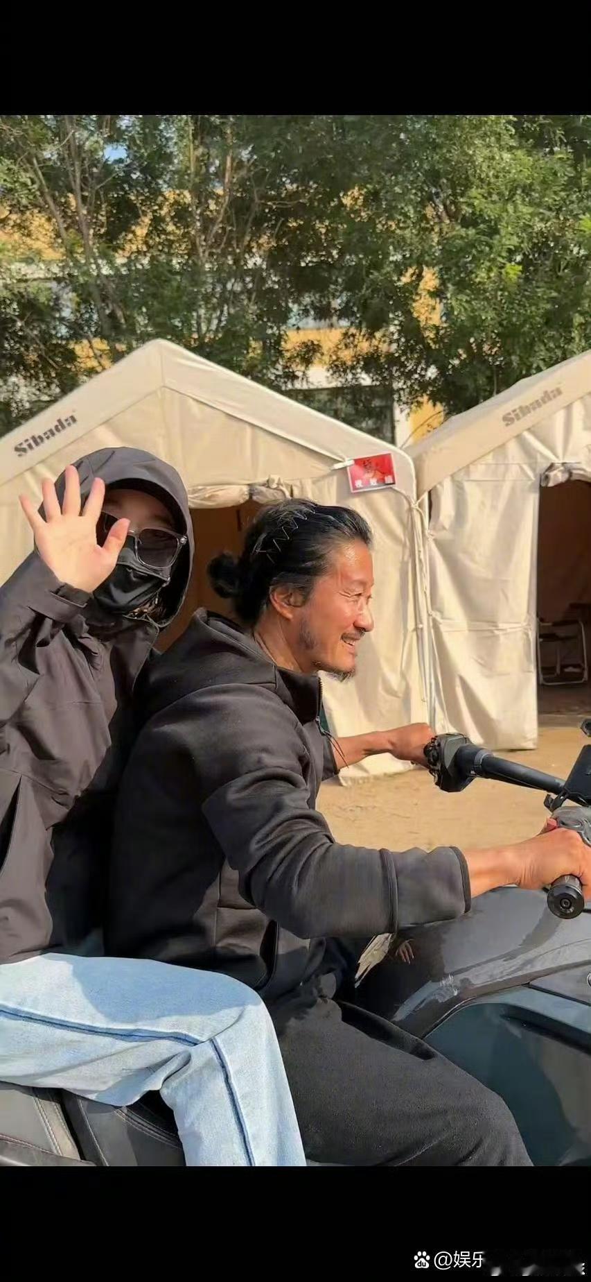 吴京晒照为谢楠庆生，乍一看还真没看出来骑摩托的是吴京…有一种不顾偶像形象的快乐哈
