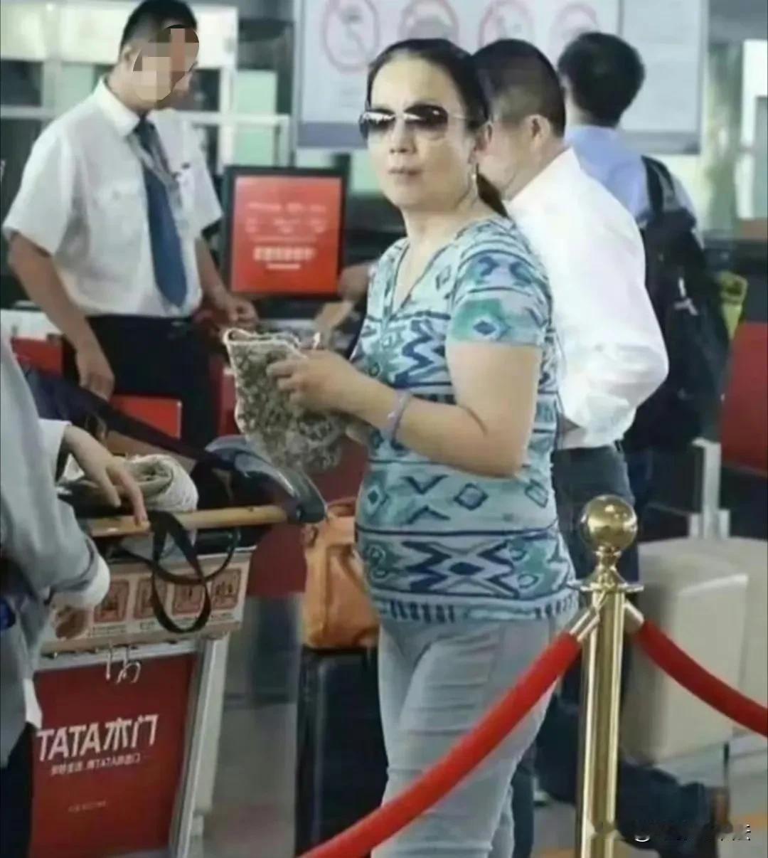 吕丽萍回国了，据说是回来看病，她老公自称在美国捡垃圾都可以生活的很好，不知道这夫