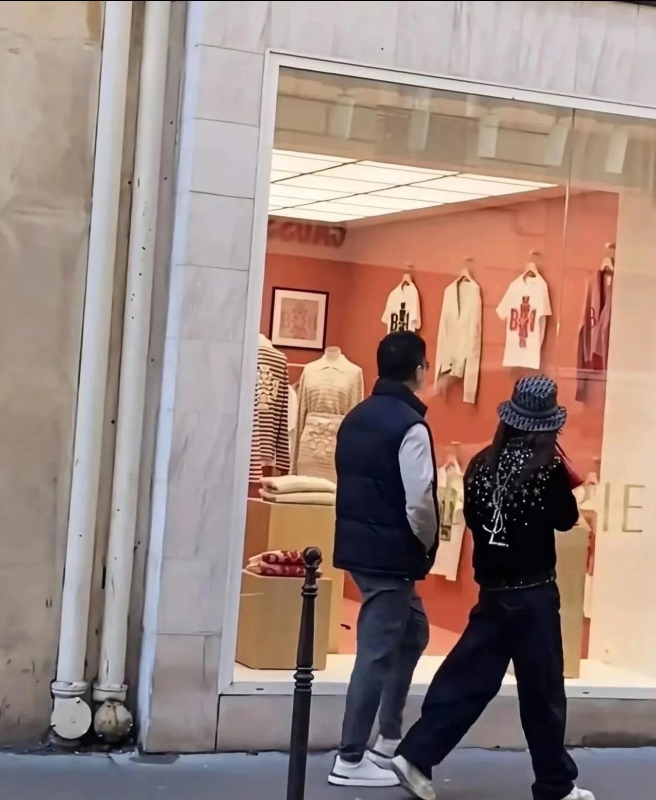 刘强东与章泽天在巴黎闲逛，单看背影两人竟然看不出太大的年龄差，不过照到正脸就“破