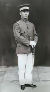 袁世凯擅长花钱笼络人，出手从一两万到四五十万银元不等。像对待张镇芳的儿子张伯驹的