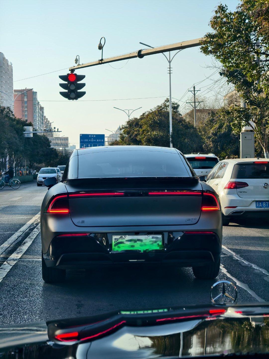 没想到第一次在我们这见到小鹏 P7+ 就是台限定版 磨砂漆面在光照下还是挺帅的[