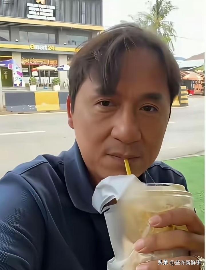 成龙见了都说像。