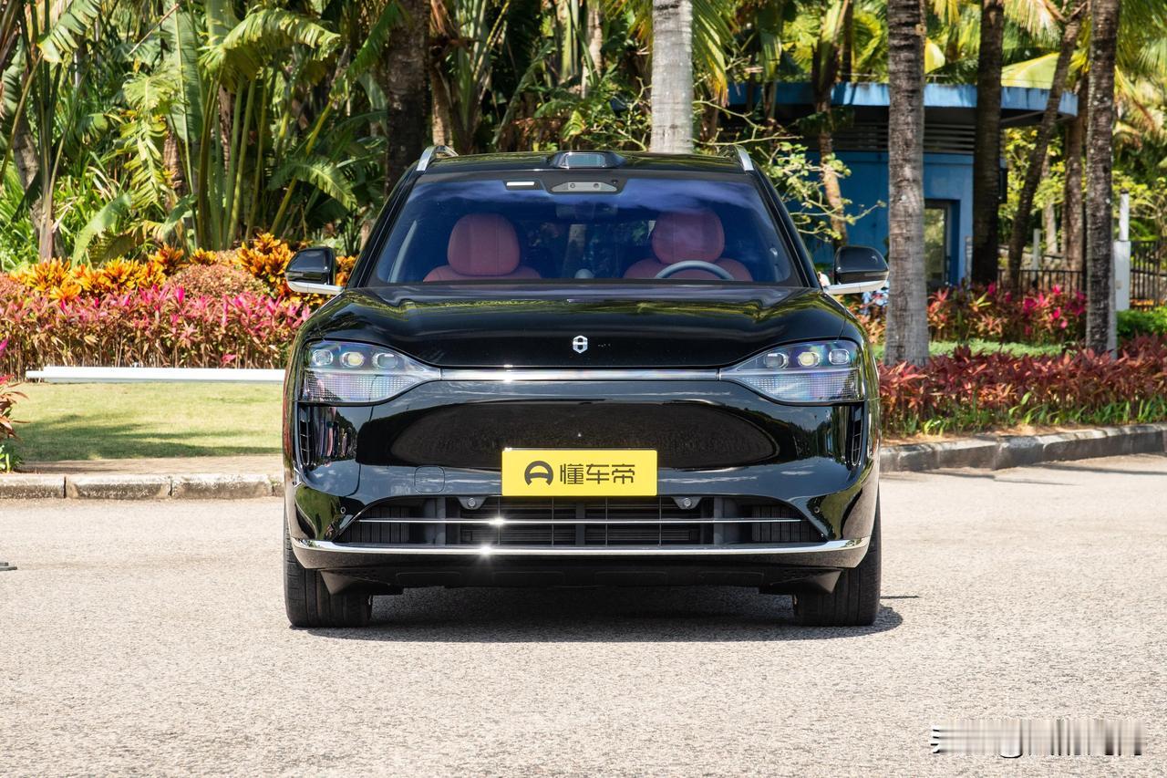 这两款车没有绝对可比性，10来万的燃油车与50万左右的新能源电车，怎可相比？
