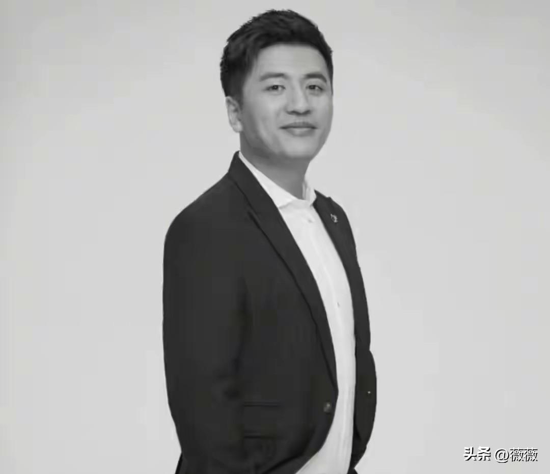 说实话，这事儿仔细琢磨挺让人震动的。
​一个干教育的网红走了，母校破天荒连着发了