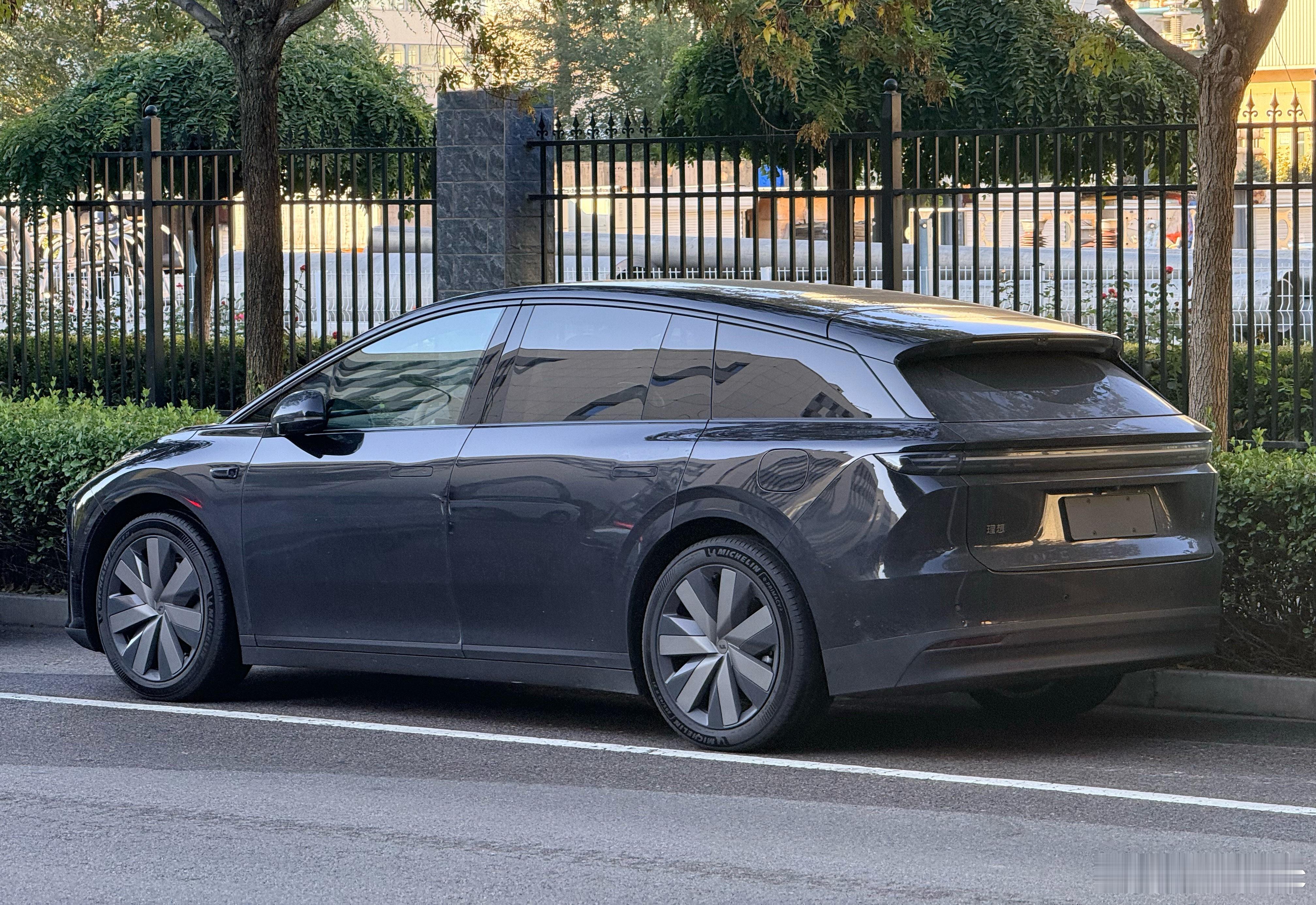 我有个拥有四十多年驾龄的老旧民用燃油车私人顾问，就是我爹[笑cry]……有时候拿