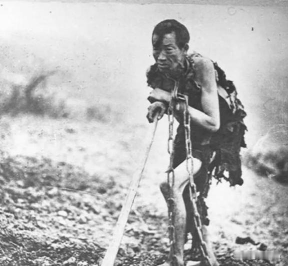 1938年冬天，西藏一位农奴冒着寒冷的天气，正在从事牛马一样的劳动。

1938