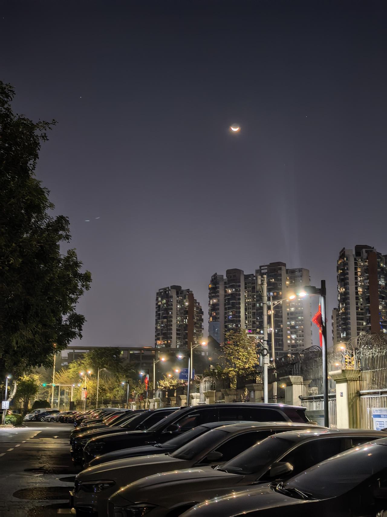 分享一张天空的月亮吧头条怎么这么厉害，刚下楼丟垃圾，看到天空月牙“小小的船儿两头