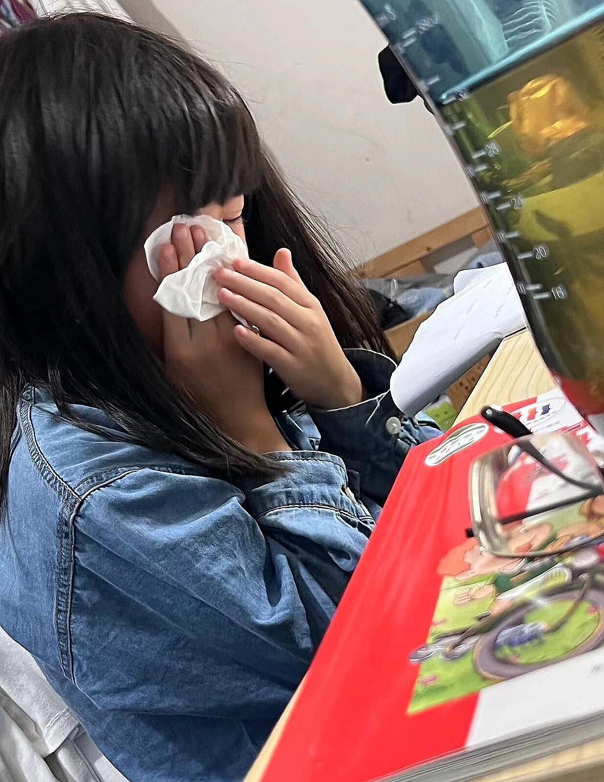 赣州市一个班主任正在办公室批评一个女孩。她问:“你妈妈是做什么工作的?”女孩回答