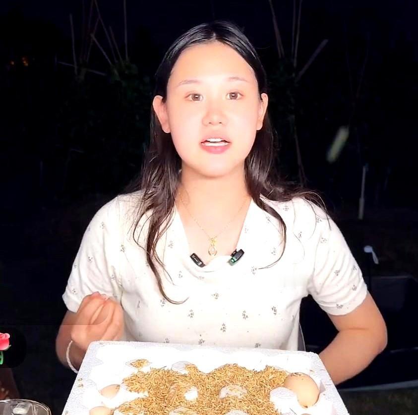 讲真，张家齐这场直播，看得人有点恍惚。
她在间里自己都笑着提到，名气都飘到国外了