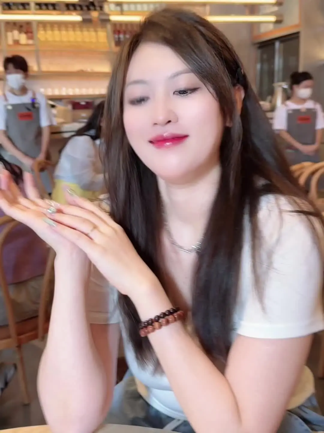 好喜欢这首歌🥰 和好朋友吃过的漂亮饭，虽然难吃，但和可爱的人一起吃什...