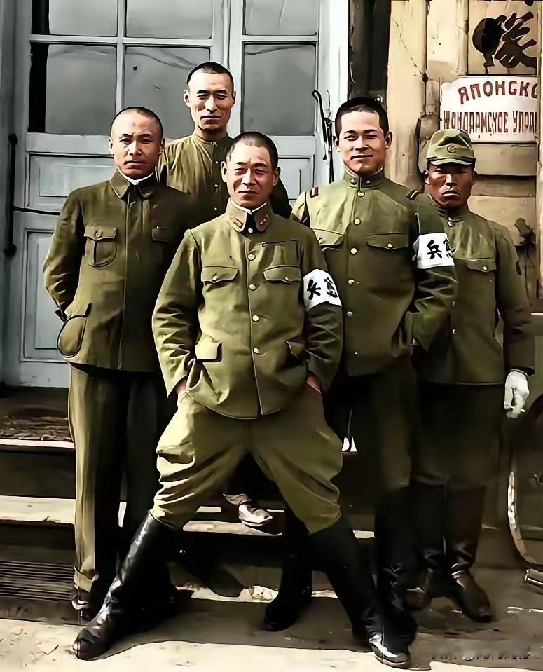 这个日本鬼子有点意思，本来身材就不高，腿又非常短，偏又要把腿劈开拍这个照片，不知