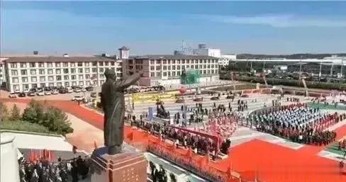内蒙古伊东集团敬立毛主席雕像。伟大领袖毛主席是全国人民的主心骨，他为人民定立了天
