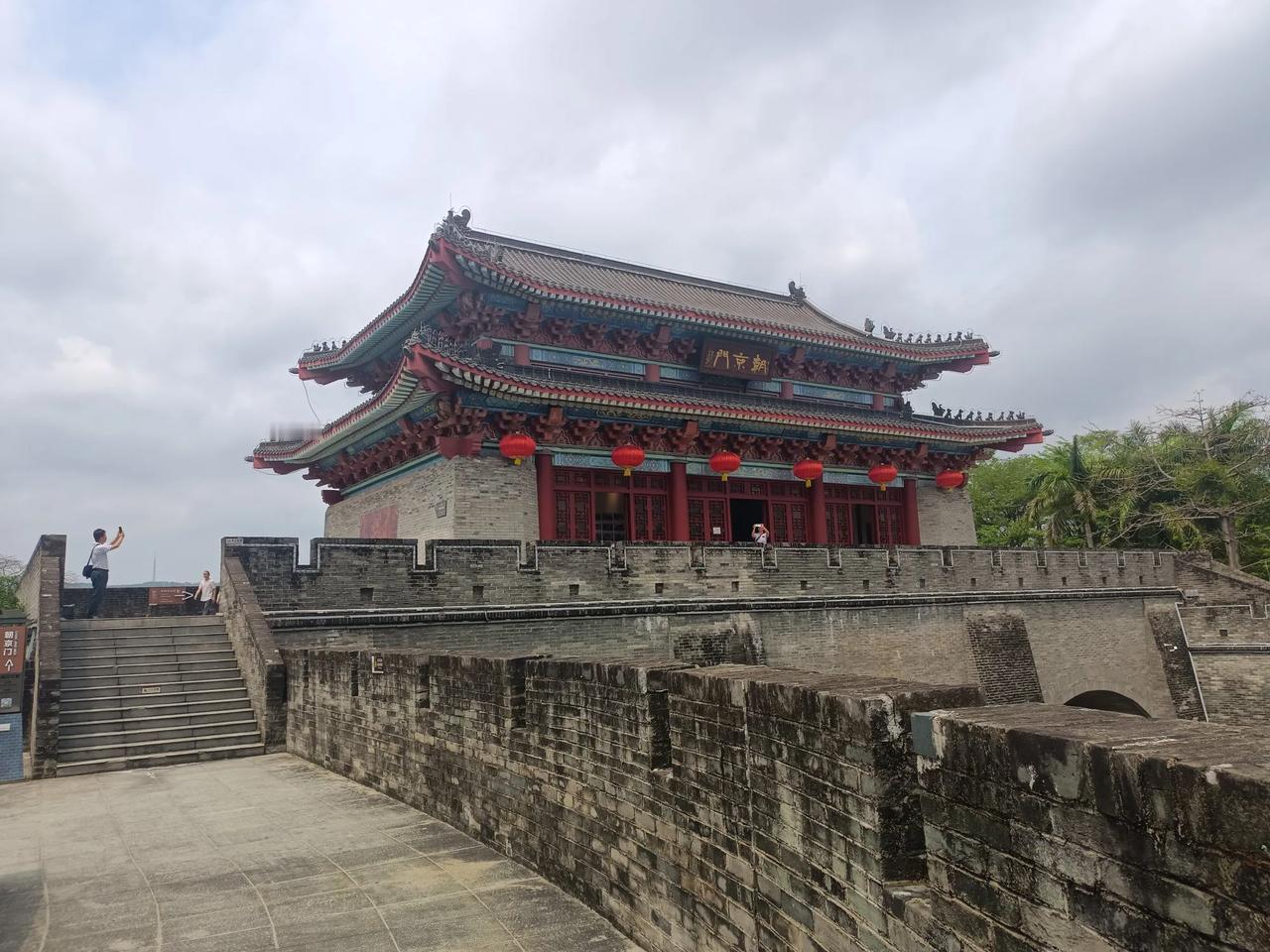 惠州古城/朝京门

一座城楼，透视出名郡的雄浑，
一块城砖，承载着古城的记忆，