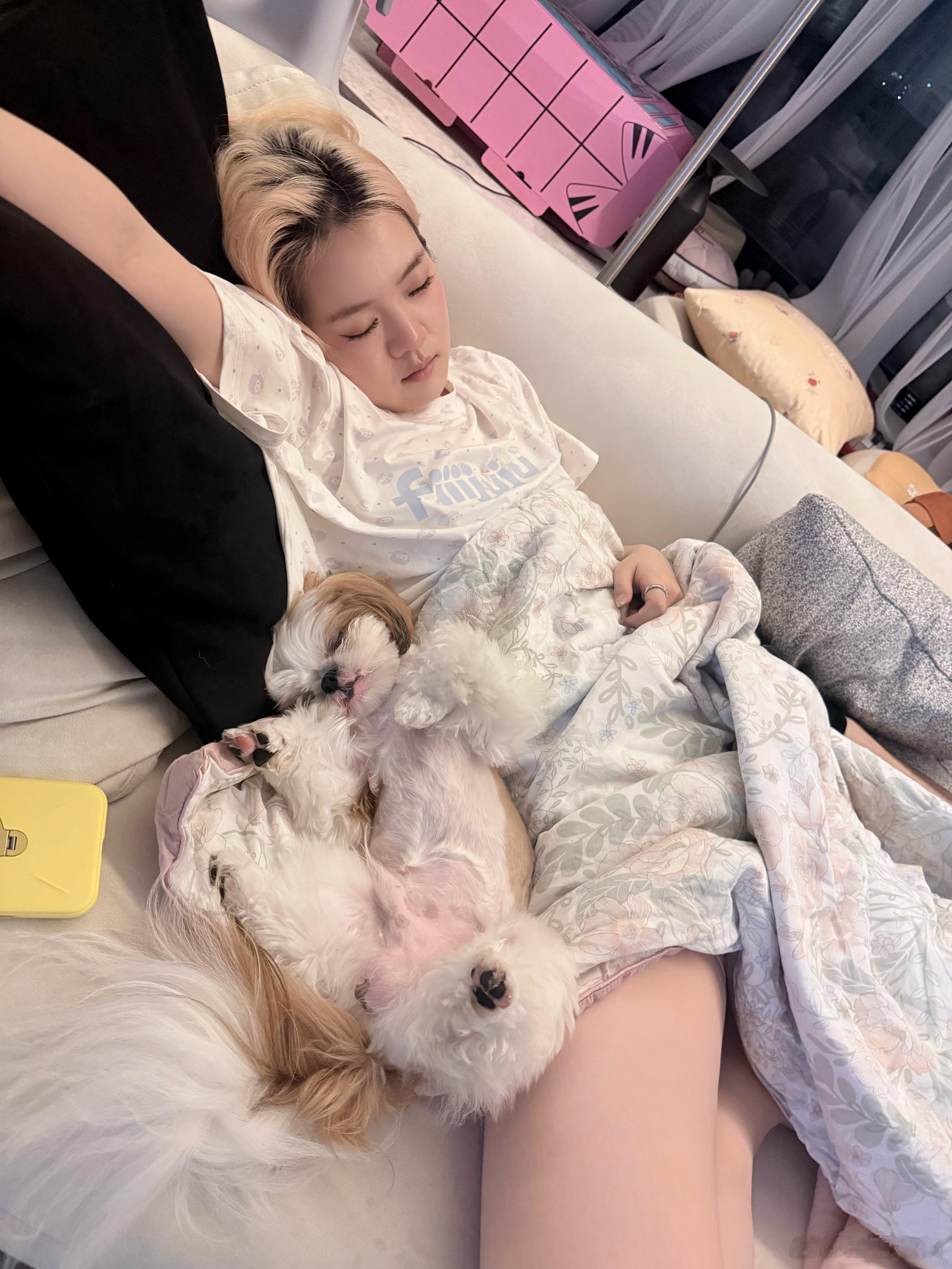 刚刚在沙发上看电视看睡着了完事儿，这东西怎么跟我这么像？？？？ 
