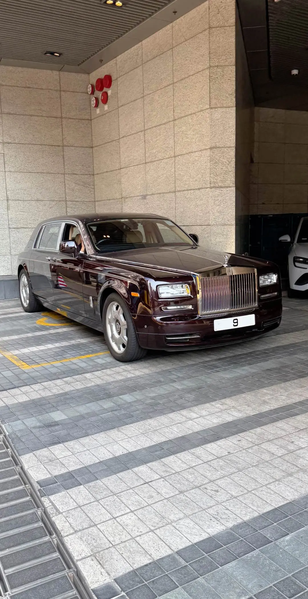 在香港酒店楼下惊现杨受成9号，这才是真正的大佬座驾。