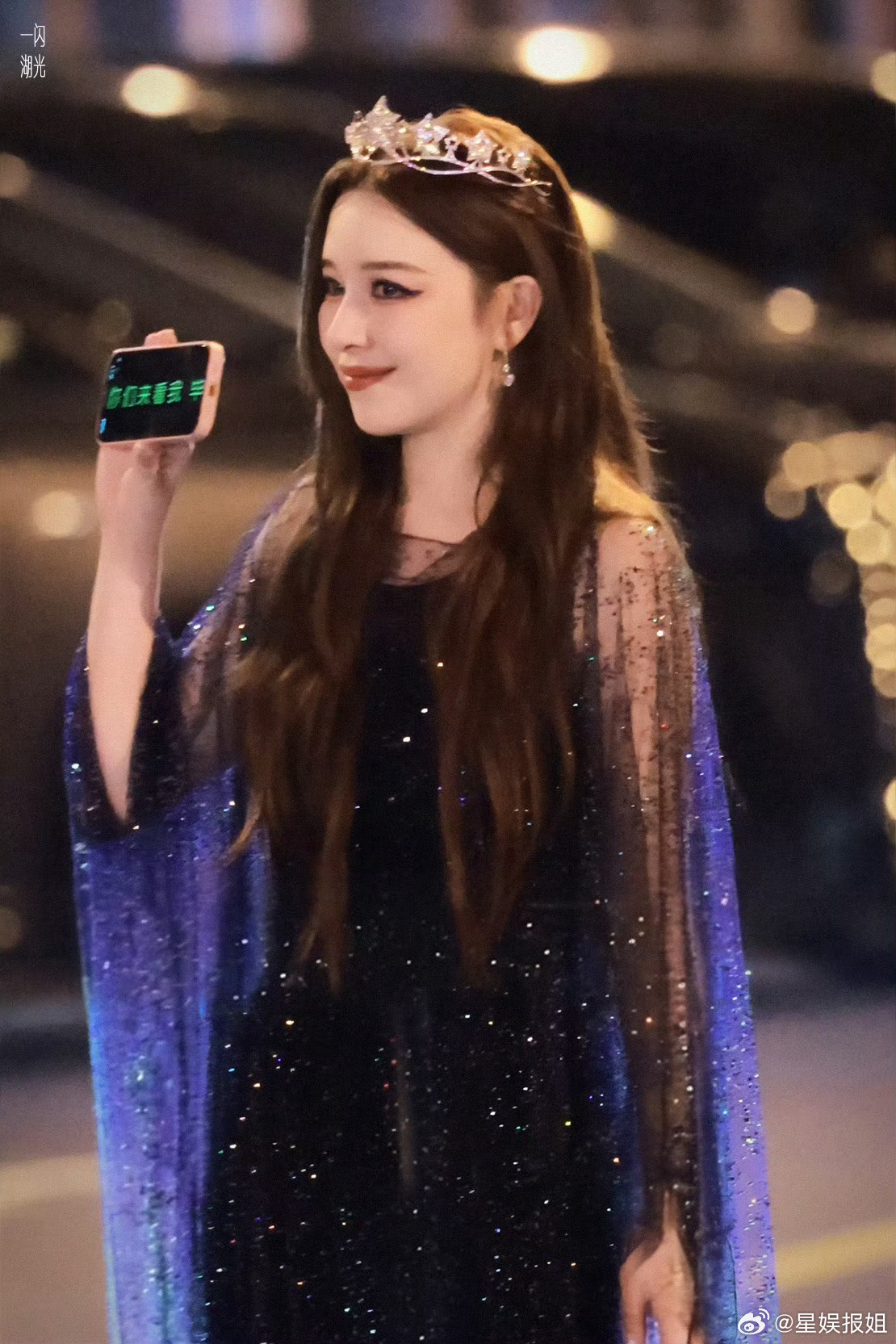 阚清子机场瞬间泪崩成团夜的皇冠还在闪光，机场的风已吹干了泪痕。她翻开那本亲手制作