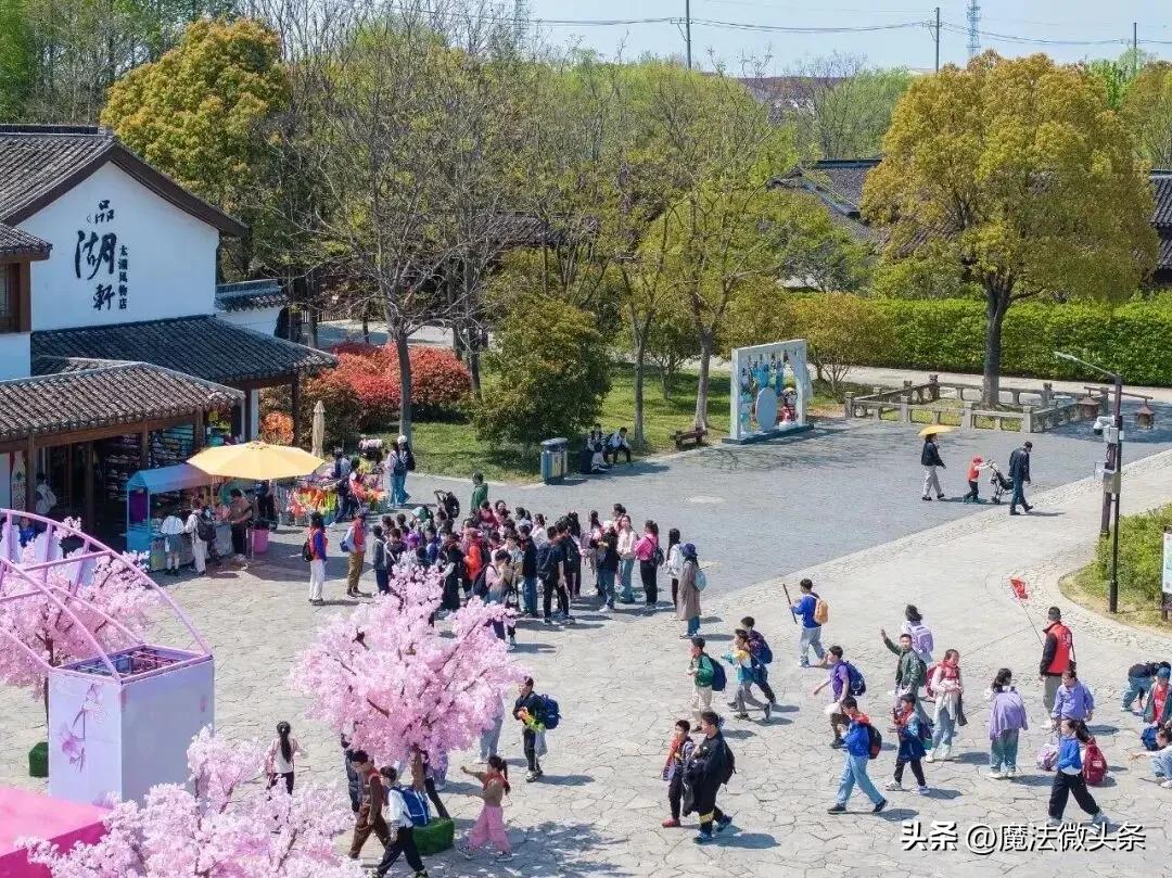 多地宣布加入“春秋假”行列，像山东、湖南、贵州等都有动作。山东13部门联合发文，