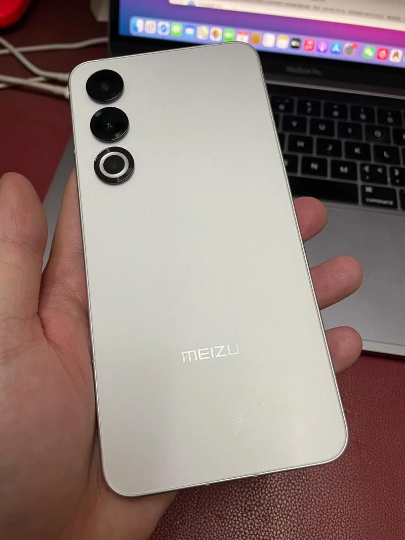 据媒体报道，魅族对外公告称，将暂停国内手机新产品自研硬件项目，正积极接洽第三方硬