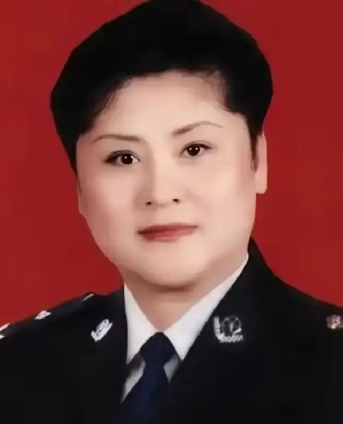 1988年，女警王玉荣结束卧底任务未换警服，遭两名壮汉强行塞进出租车，脖子被歹徒