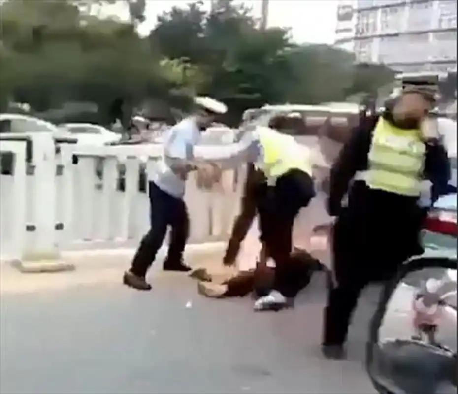 高速惊魂：一念之差酿险情

一男子在高速行车时，突遇前方障碍物。情急之下，他猛打