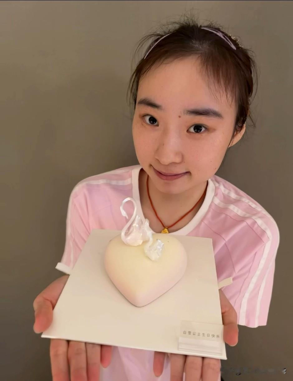 王晓彤生日，她给自己也定了一个黑天鹅蛋糕。小小的，很可爱。
估计国家队都很喜欢黑