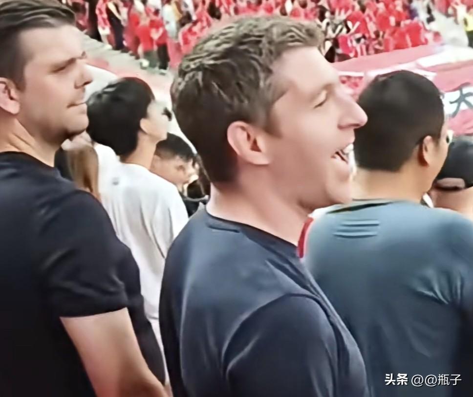 赛场颁奖现场奏响了《义勇军进行曲》，一个高鼻梁的外国人，引起了身边人的注意，只见