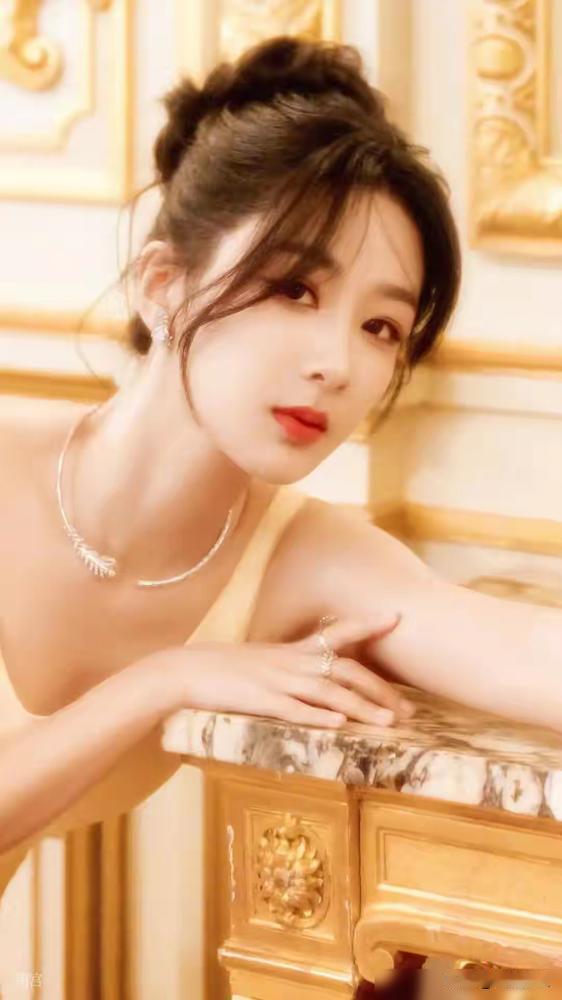 笑不活了！杨紫演了十几年古偶现偶，突然挑战传记就吹气质克制？定妆照里甜妹味儿藏都