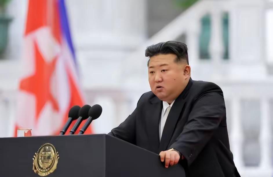 当全世界都盯着中东战火、中美博弈的时候，一个被联合国制裁了十几年的国家，悄悄交出