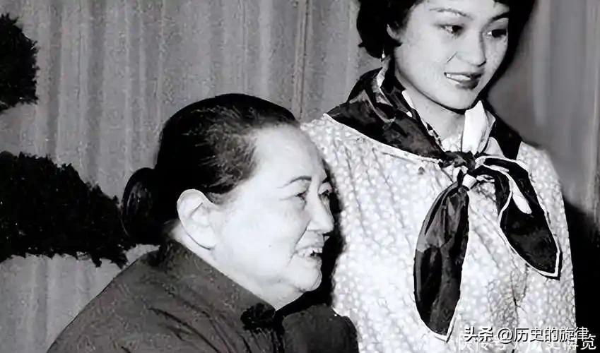 1966年北京寓所合影：毛主席与宋庆龄，一张照片藏着半生革命情
 
1966年，