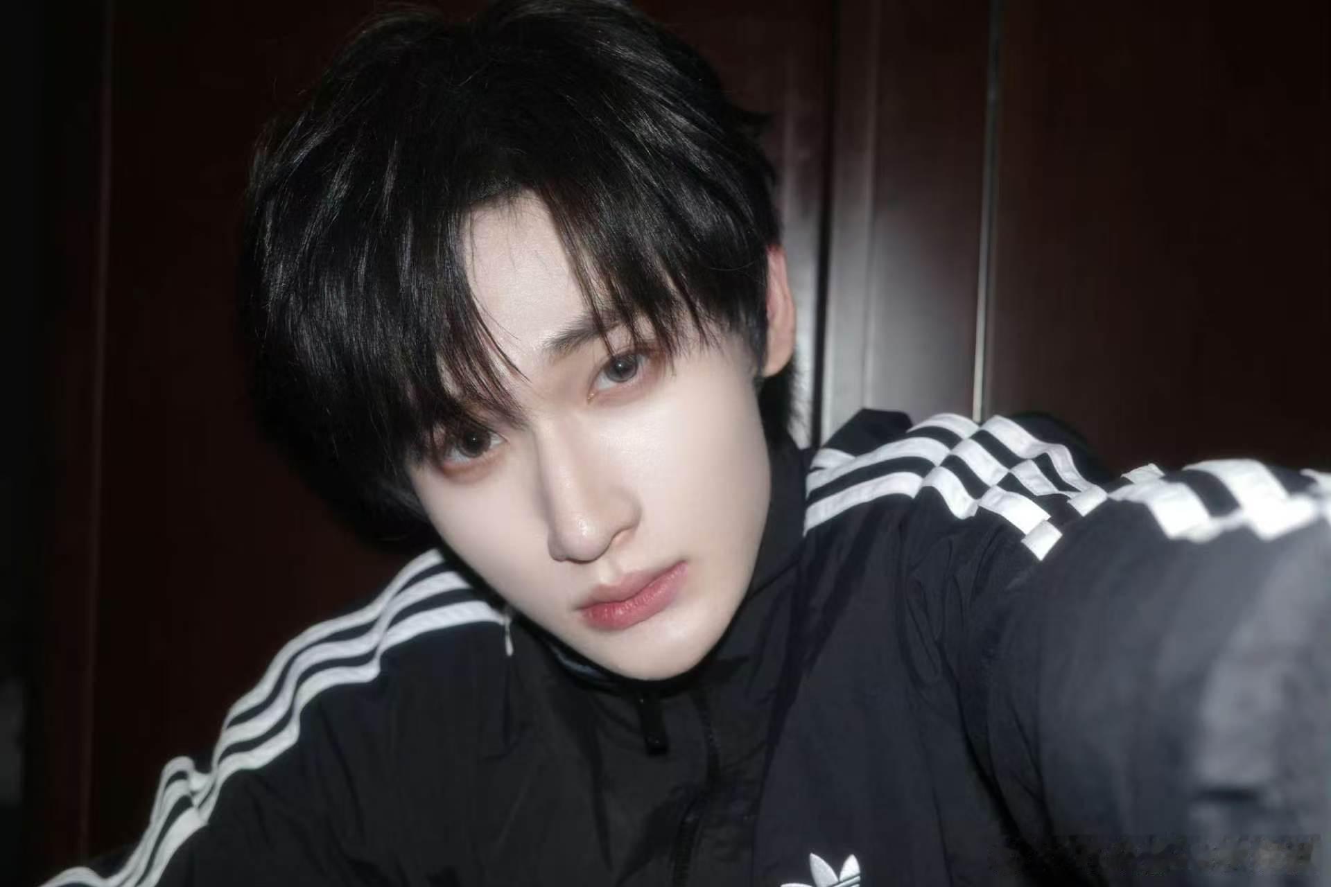 徐艺洋说余宇涵本人和照片不一样 徐艺洋没认出余宇涵，随口说他本人和照片不太像，余