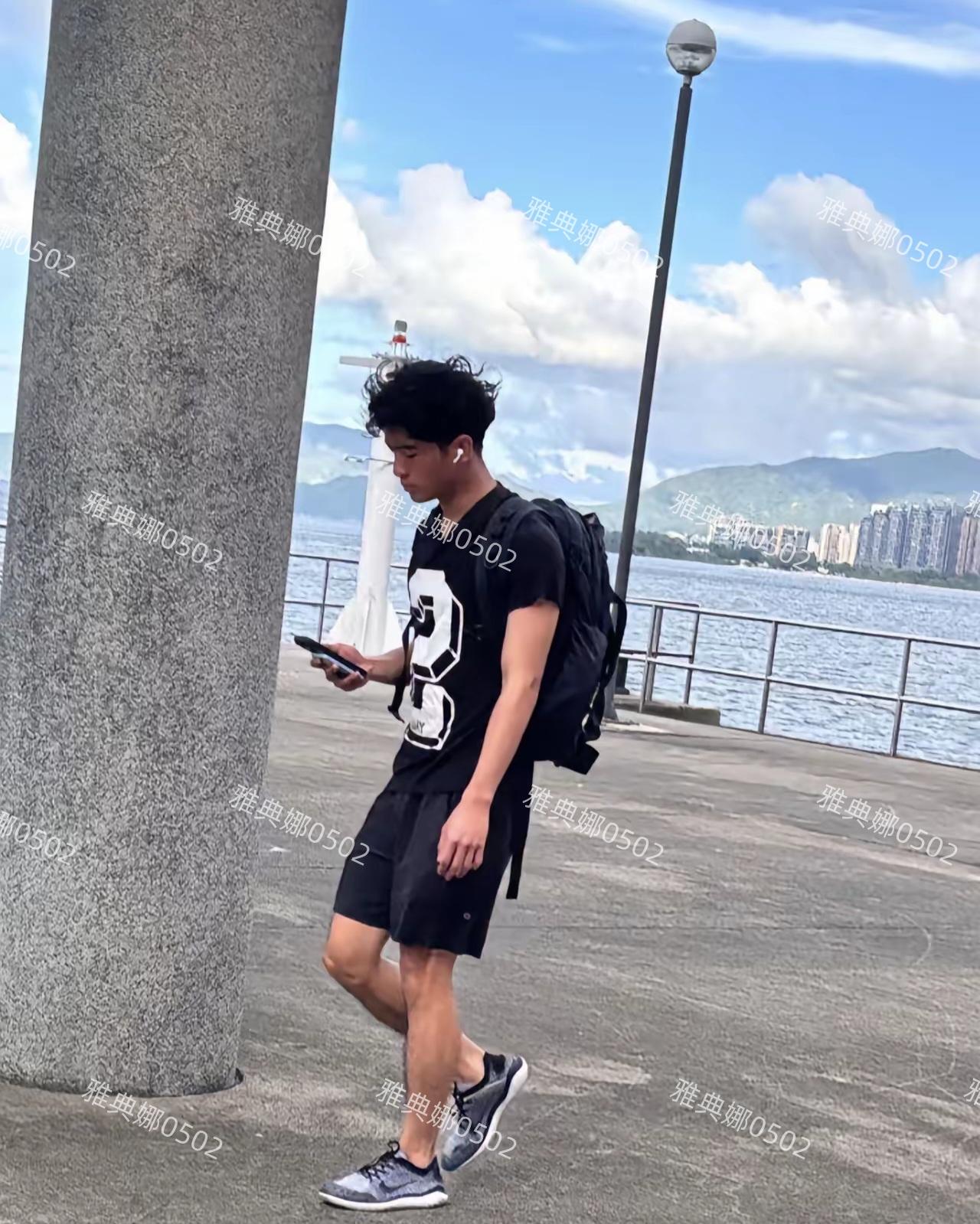 有网友在香港沙田偶遇了谢霆锋的大儿子谢振轩!
他穿了一身黑色的T恤和短裤，头发不