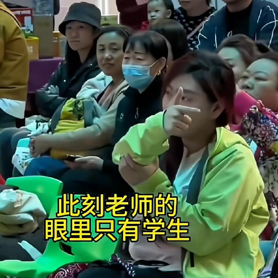 谁看了不感慨！舞台上孩子表演节目，台下老师的眼神直接火了。
 
学生在台上认真演