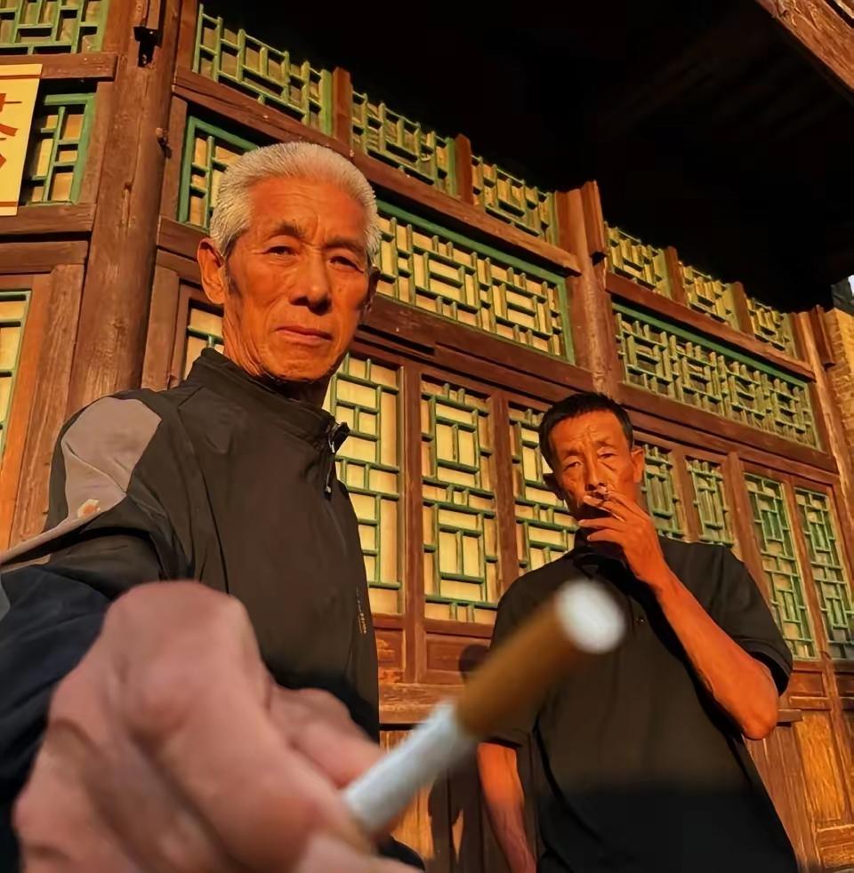 最强戒烟广告
闺女和儿子劝爸爸戒烟。
闺女：爸爸，别再吸烟了。你吸烟🚬花那么多