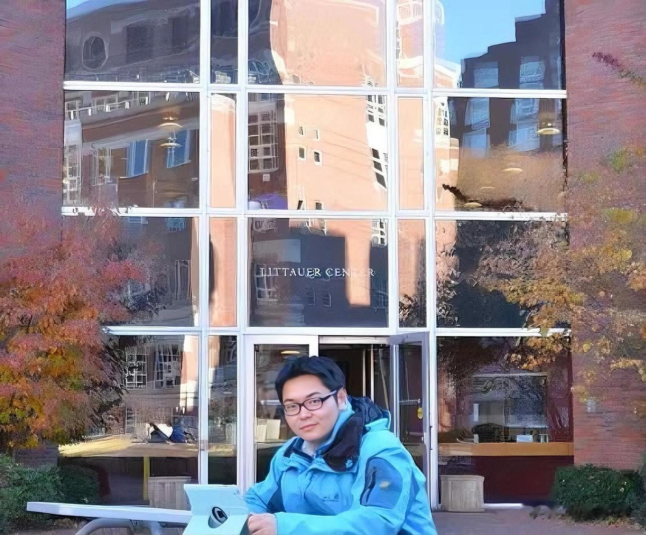 2014年春天我在哈佛大学肯尼迪政府管理学院门口拍的照
转眼十年过去了
哈佛大学
