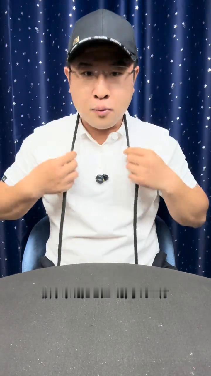 围巾穿越脖子，学会这招逗老婆玩。
大家好，一条普通的绳子，接下来把它挂到脖子的上
