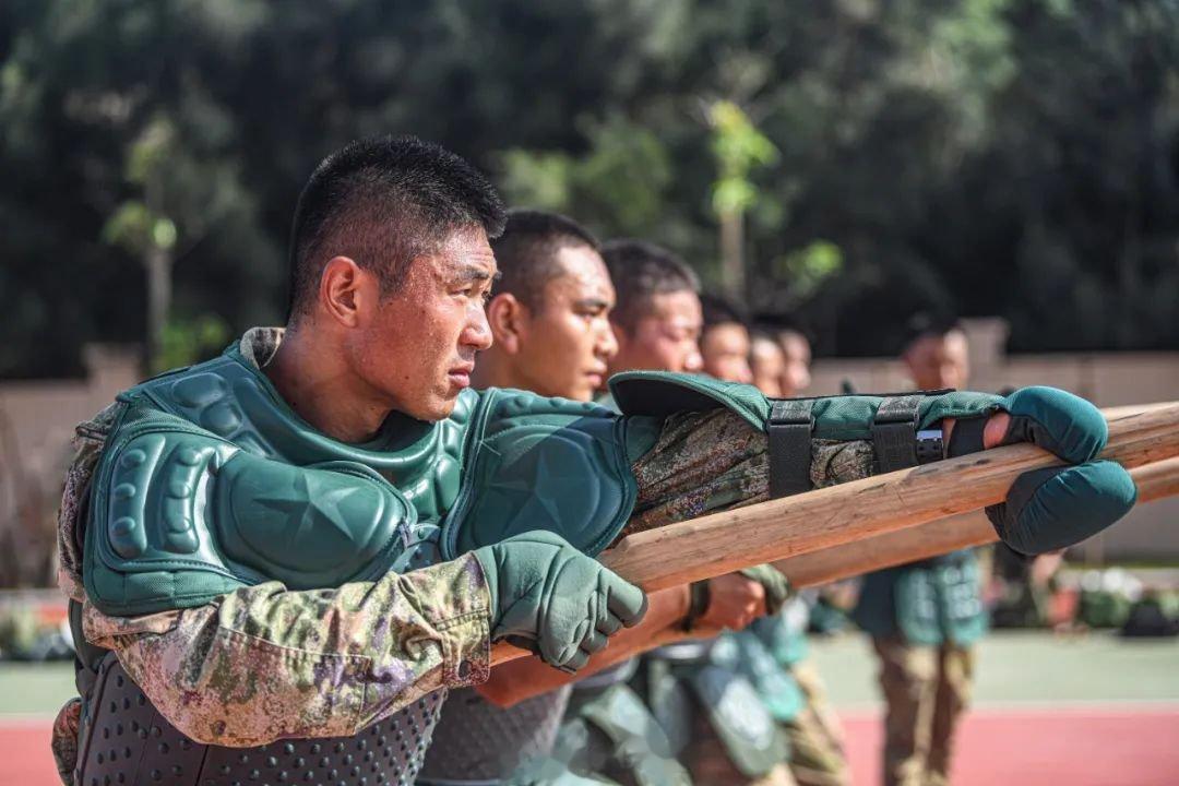 #前线熄灯号[超话]##军营晚点名##人民前线# 寒光如风，枪出如龙喊杀震天，气